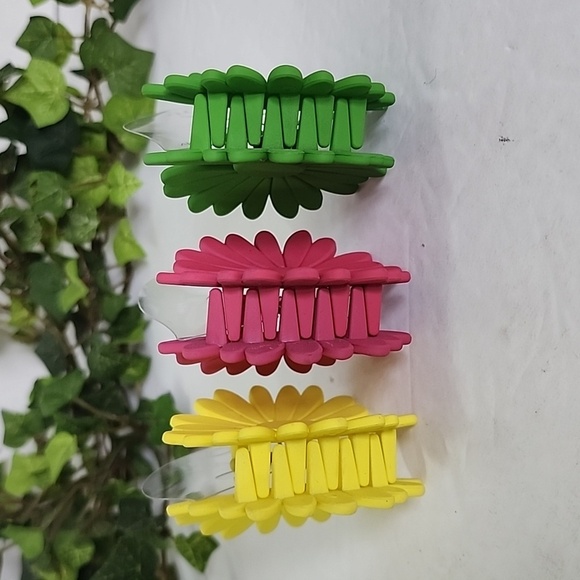 Set of 3 Acrylic Daisy Flower Hair Claw Clip - Picture 3 of 6